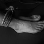 Ai piedi di chi
